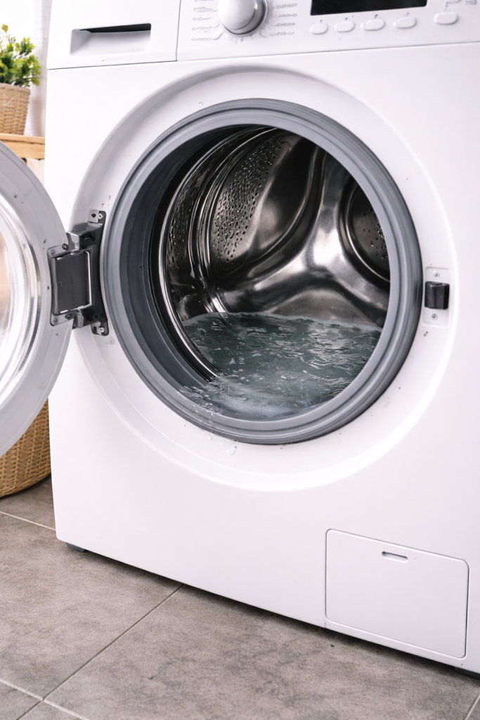 Eau stagnante dans le tambour d’un lave-linge qui ne vidange plus